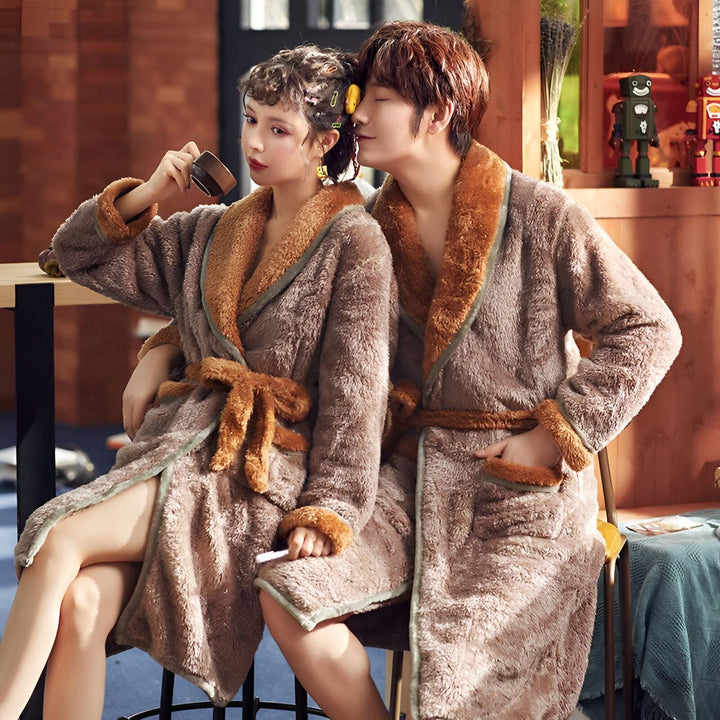 Couple portant des kimonos moelleux marron avec garniture en fausse fourrure. Vente de kimonos confortables pour hommes et femmes. Idée cadeau kimono.