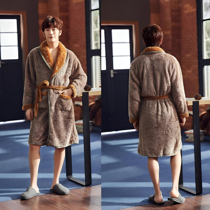 Homme portant un kimono marron confortable avec une bordure dorée. Vues de face et de dos. Kimono élégant pour la maison.