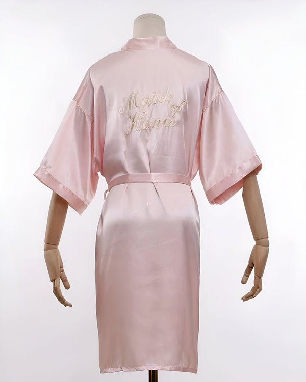 Kimono rose pour demoiselle d'honneur avec inscription brodée "Maid of Honor". Peignoir élégant en satin, idéal pour les préparatifs de mariage. Vêtement confortable et personnalisé.