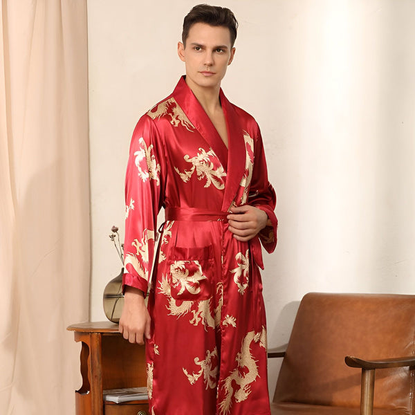 Homme portant un kimono rouge avec motifs de dragons dorés. Vente de kimonos pour hommes. Peignoir en soie de style japonais. Vêtements de détente élégants.