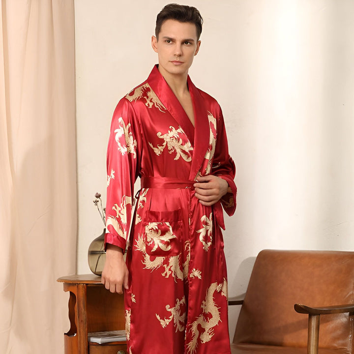 Homme portant un kimono rouge avec motifs de dragons dorés. Vente de kimonos pour hommes. Peignoir en soie de style japonais. Vêtements de détente élégants.