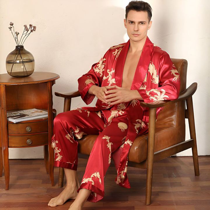 Homme portant un kimono rouge imprimé dragons dorés. Ensemble kimono et pantalon, vêtement de détente élégant. Vente de kimonos traditionnels et modernes pour hommes et femmes.
