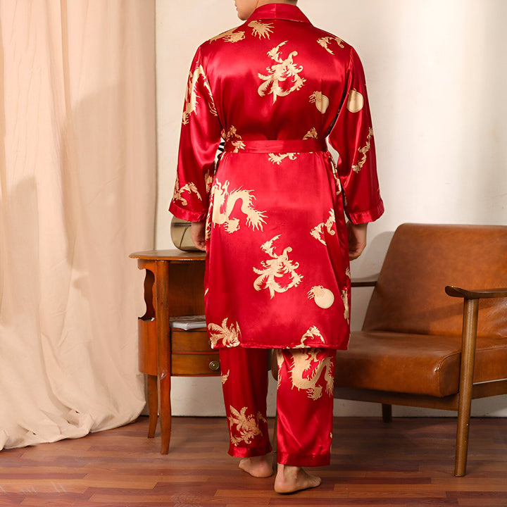 Homme portant un kimono rouge en satin avec motifs de dragons dorés. Pyjama kimono deux pièces avec ceinture. Produit kimono.