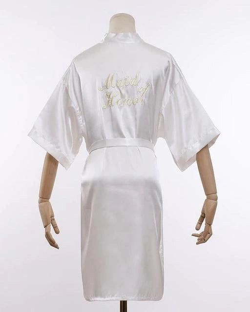 Peignoir kimono blanc pour demoiselle d'honneur. Vêtement élégant brodé "Maid of Honor", idéal pour la préparation de mariage. Collection de kimonos pour femmes disponibles.