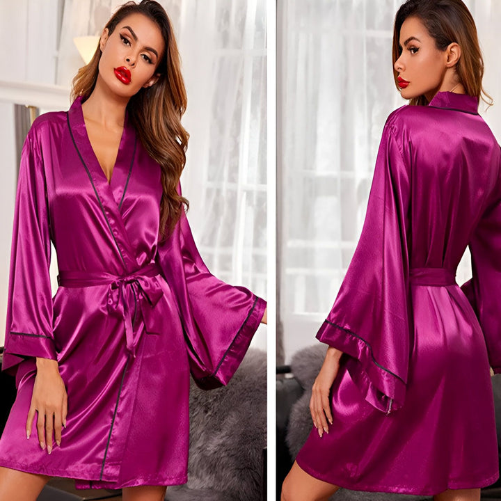 Femme portant un kimono court en satin violet avec bordure noire. Vue de face et de dos. Kimonos élégants et confortables à vendre.