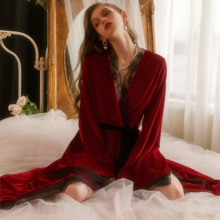 Femme portant un kimono rouge bordeaux en velours avec dentelle noire. Kimono élégant et confortable, idéal pour la détente et le cocooning. Vêtements d'intérieur de luxe.