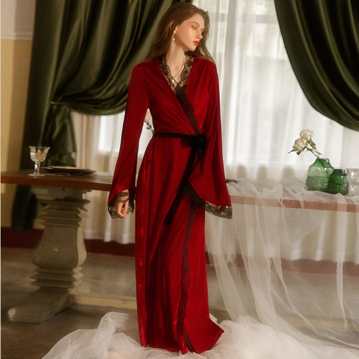 Femme en kimono rouge en velours avec dentelle noire. Vente de kimonos élégants et confortables pour femmes. Peignoir kimono de luxe, parfait pour se détendre à la maison. Boutique en ligne de kimonos uniques.
