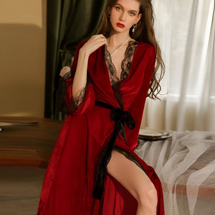 Femme portant un kimono rouge en velours avec détails en dentelle noire. Élégance et confort, parfait pour se détendre avec style. Découvrez notre collection de kimonos uniques.