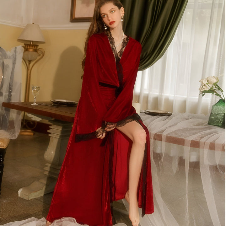 Femme portant un kimono rouge en velours avec dentelle noire. Élégance et confort. Nos kimonos de qualité supérieure.