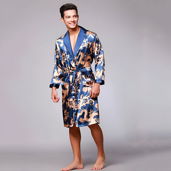 Homme souriant portant un kimono bleu à motifs dorés. Vêtements de détente élégants. Kimonos de luxe pour hommes disponibles à l'achat.