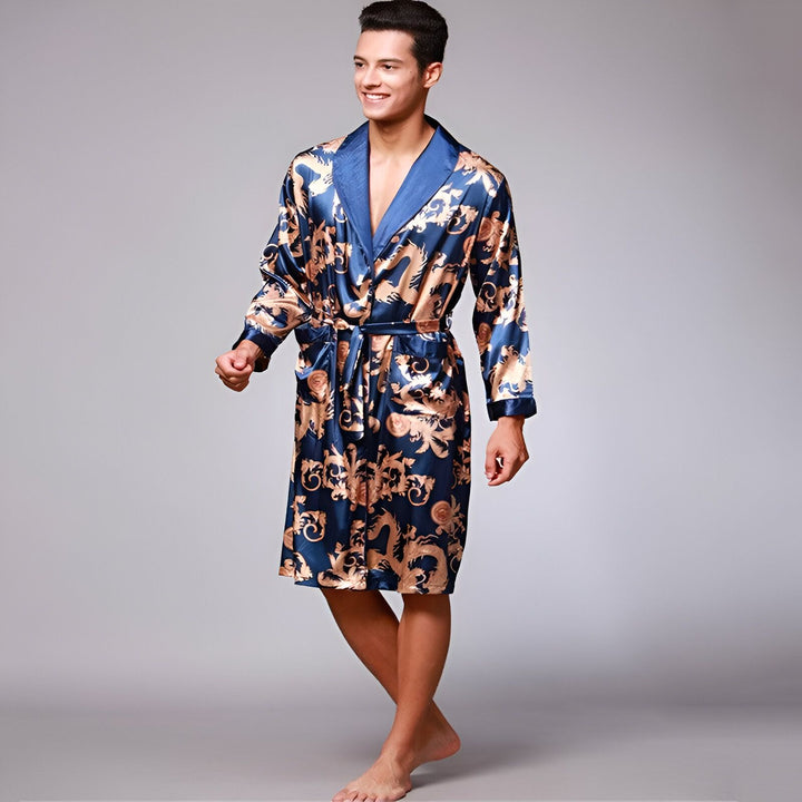 Homme souriant portant un kimono bleu à motifs dorés. Vente de kimonos pour hommes en ligne.