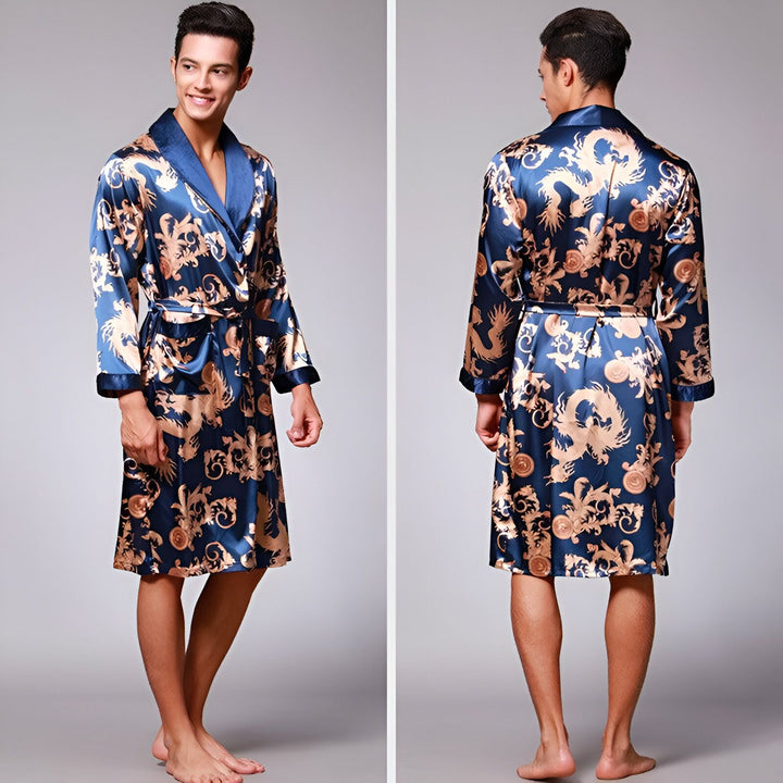 Homme portant un kimono bleu satiné avec des motifs de dragons dorés. Vue avant et arrière. Kimonos traditionnels et modernes en vente.