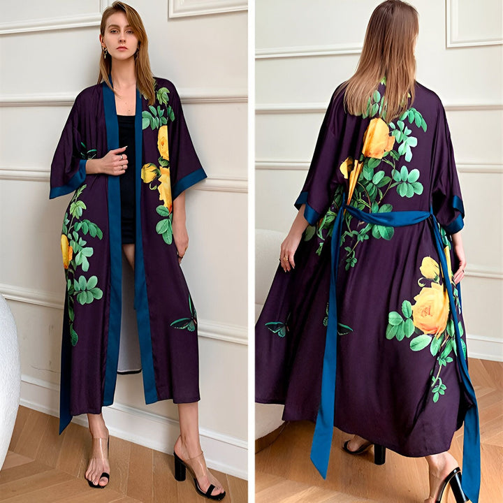 Kimono long violet à motifs floraux jaunes. Vue avant et arrière d'un peignoir kimono élégant. Vêtements d'intérieur japonais traditionnels en vente.