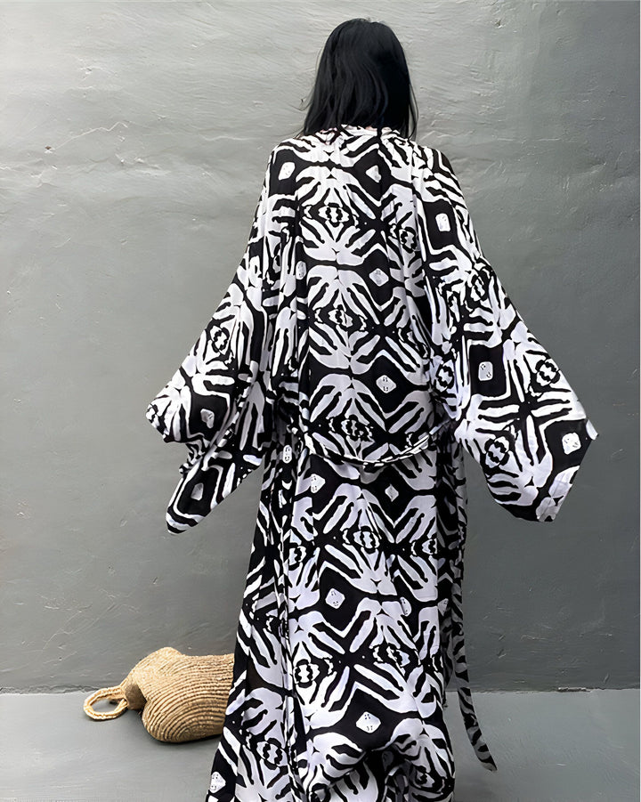 Kimono long à motifs noir et blanc, vue de dos. Vêtements japonais traditionnels et modernes à vendre.