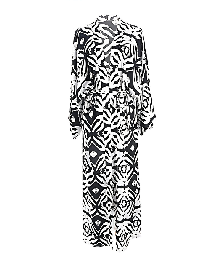 Kimono long noir et blanc à motifs graphiques, ceinture nouée. Vêtement d'intérieur élégant et confortable. Découvrez notre collection de kimonos pour femmes.