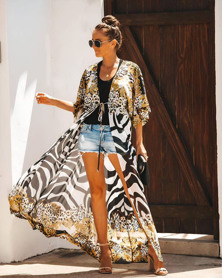 Femme portant un kimono long imprimé animalier, idéal pour un look bohème chic. Vente de kimonos de haute qualité.