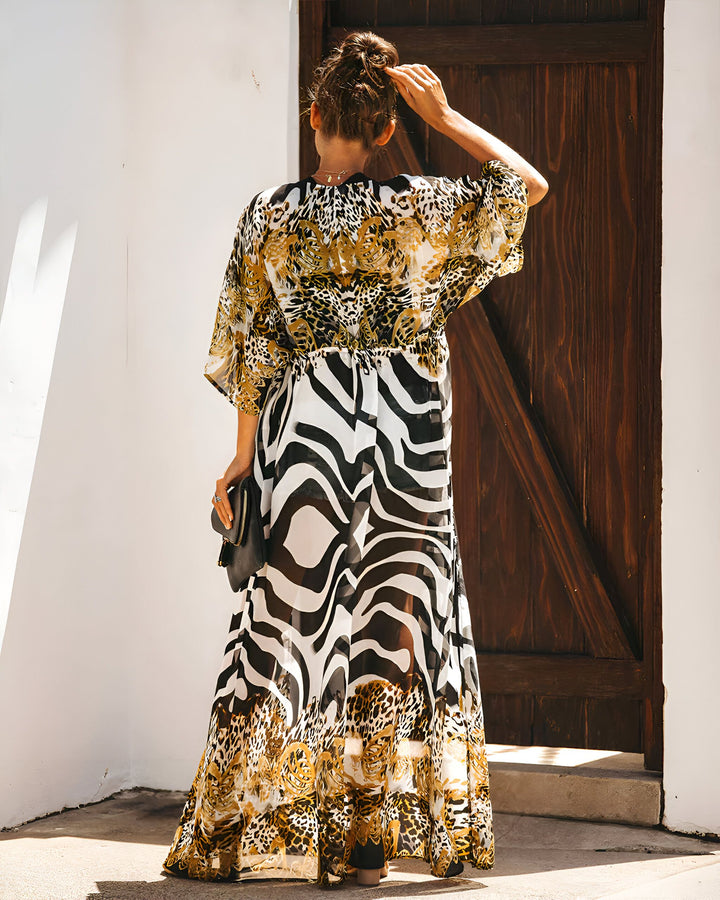 Femme portant un kimono long à motifs animaliers (zébré, léopard). Élégance et style. Découvrez notre collection de kimonos.