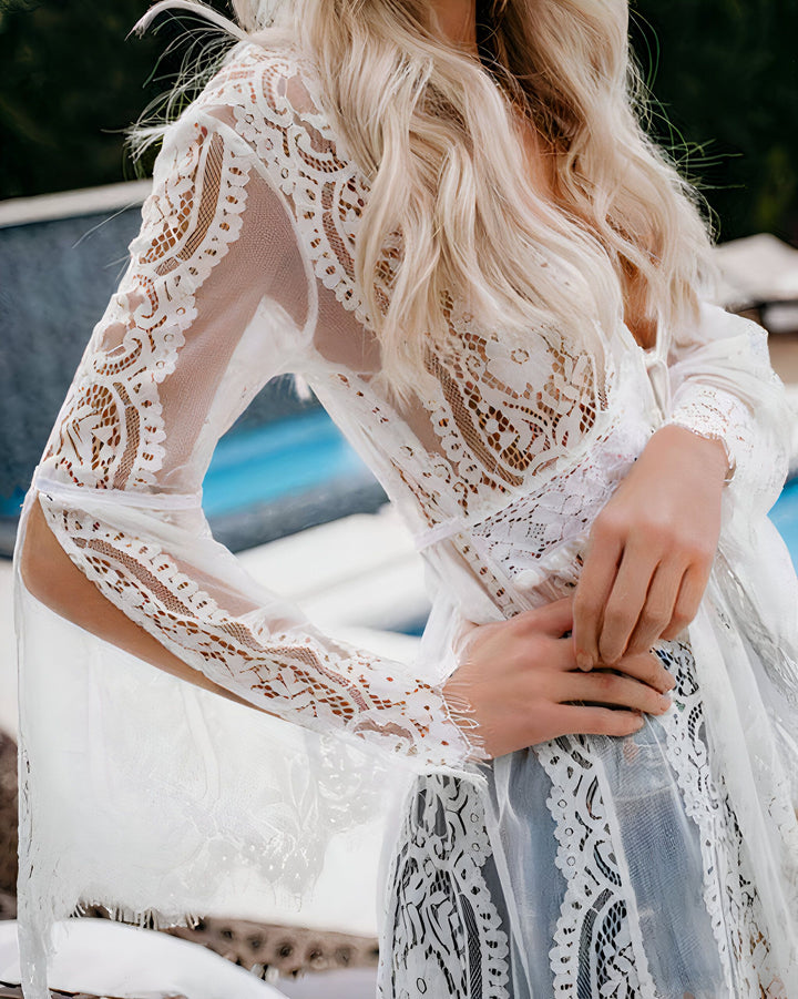 Femme blonde portant un kimono blanc en dentelle près d'une piscine. Vêtements de plage élégants, mode estivale. Collection de kimonos pour femmes.