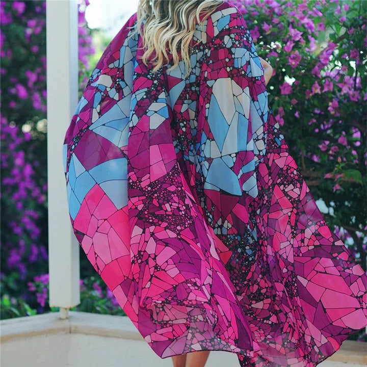 Femme portant un kimono coloré avec motif mosaïque rose et bleu. Kimonos élégants et tendance à vendre en ligne.
