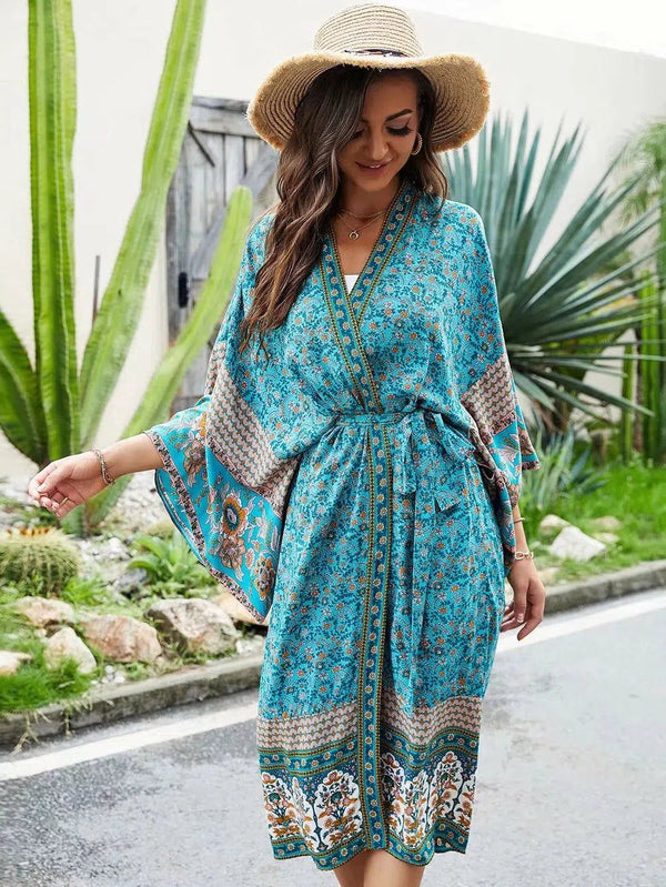Femme portant un kimono bleu fleuri et un chapeau de paille. Vêtements de style kimono pour femmes. Mode d'été.