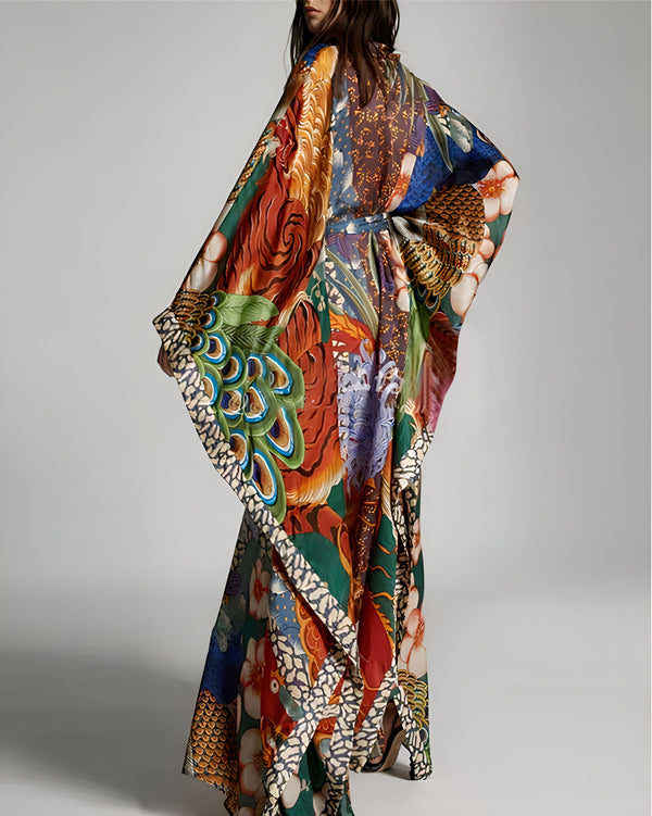 Kimono long et ample avec motifs floraux et plumes de paon. Vêtement d'extérieur coloré et élégant. Collection de kimonos pour femmes.