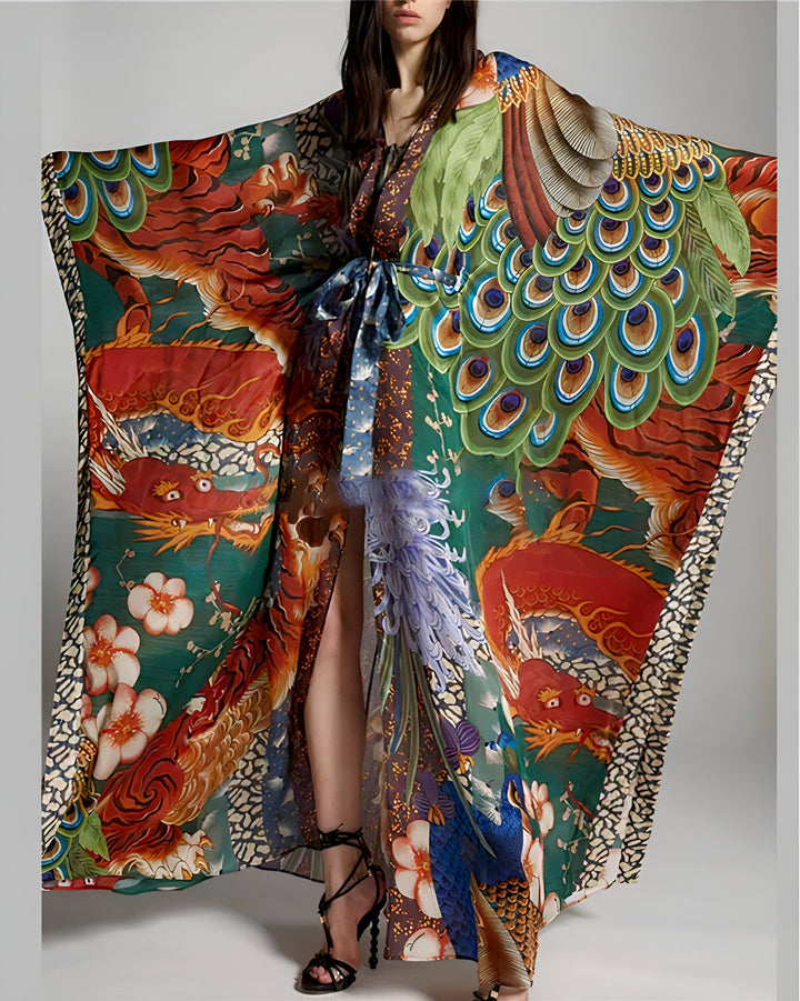 Femme portant un kimono long et coloré avec des motifs de dragons, de tigres et de plumes de paon. Kimono pour femme disponible à l'achat.