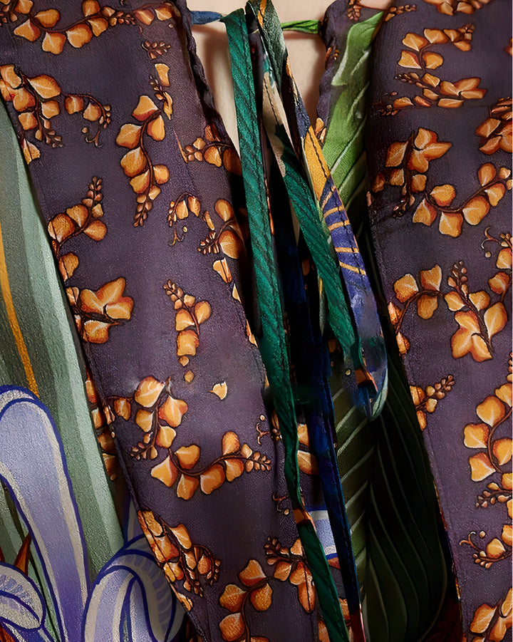Détail d'un kimono fleuri avec des motifs complexes et des liens colorés. Kimono en soie, motifs floraux, style japonais. Découvrez notre collection de kimonos uniques.