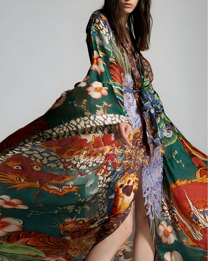 Femme portant un kimono long en soie imprimé avec motifs floraux, dragons et tigres. Vêtement d'intérieur de luxe. Kimono de créateur pour femme. Notre collection de kimonos.