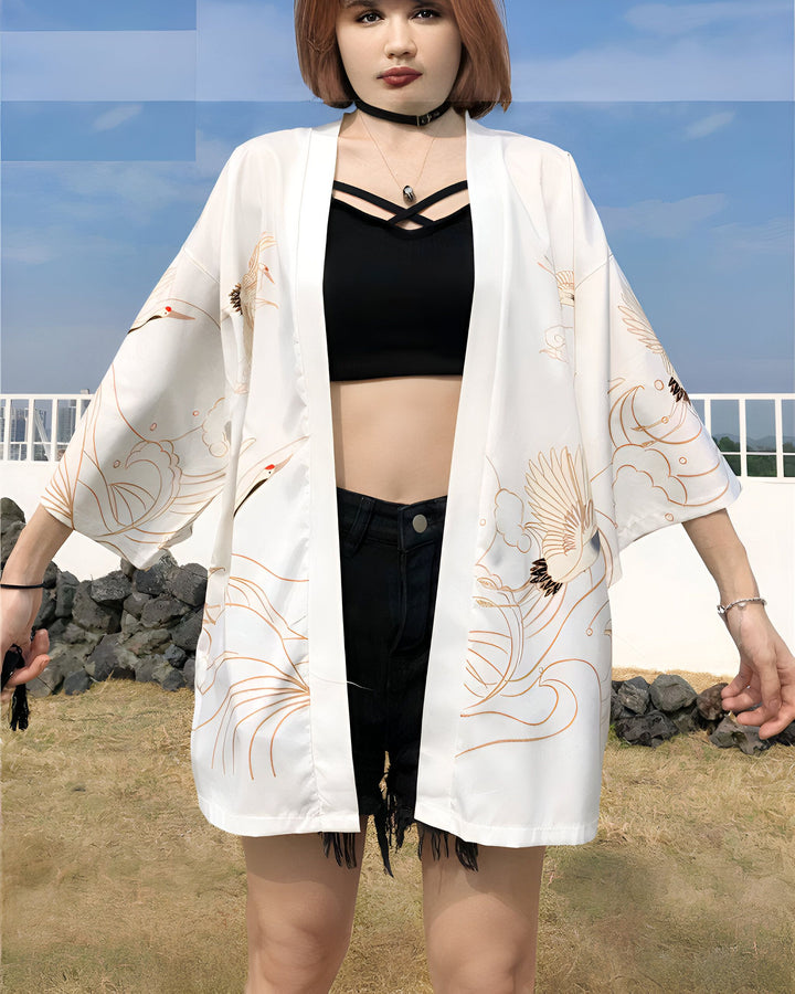 Femme portant un kimono blanc avec motifs de grues. Kimono style japonais pour femmes, disponible à l'achat. Idéal pour un look unique et tendance.