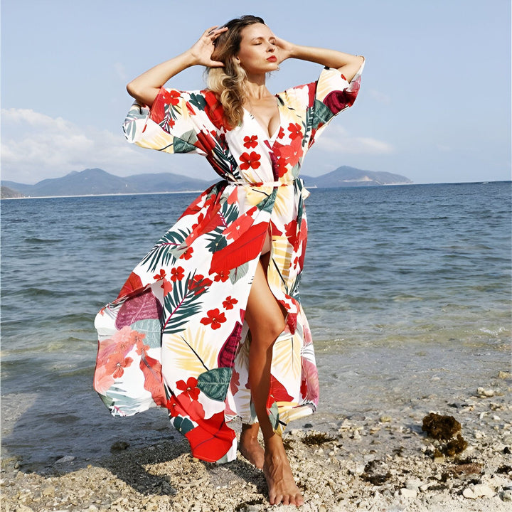 Femme portant un kimono floral long sur une plage. Kimono d'été parfait pour la plage. Achetez des kimonos floraux en ligne.
