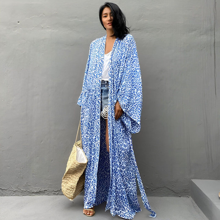 Femme portant un long kimono bleu à motifs animaliers. Vente de kimonos pour femmes. Mode estivale et décontractée. Idée de tenue avec un kimono. Kimonos imprimés tendance.