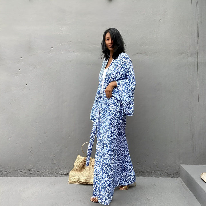 Femme portant un kimono long bleu à motifs animaliers. Vêtements d'extérieur élégants. Collection de kimonos uniques pour toutes les occasions.