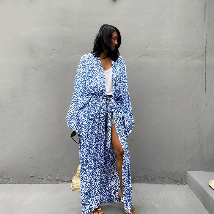 Femme portant un kimono long bleu à motifs léopard. Vente de kimonos tendance pour femme.