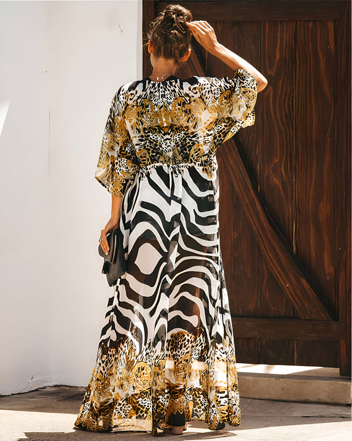 Femme portant un kimono long à motifs zèbre et léopard. Vêtements d'été légers et élégants. Découvrez notre collection de kimonos uniques.