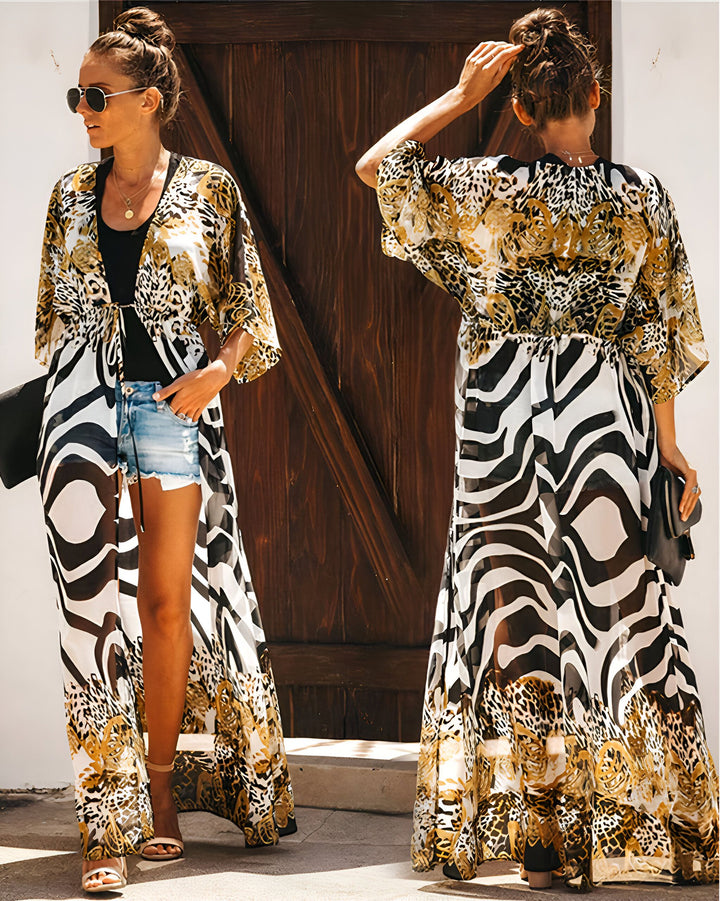 Femme portant un kimono long à motifs zébrés et léopard. Vêtements de plage tendance pour femme. Kimonos à motifs uniques, parfaits pour la plage et les sorties estivales. Découvrez notre collection de kimonos en ligne.