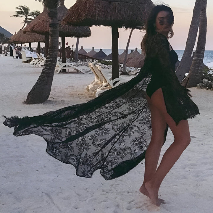 Femme sur la plage portant un kimono en dentelle noire. Vêtements de plage, style bohème chic. Kimonos élégants pour toutes les occasions. Découvrez notre collection de kimonos.