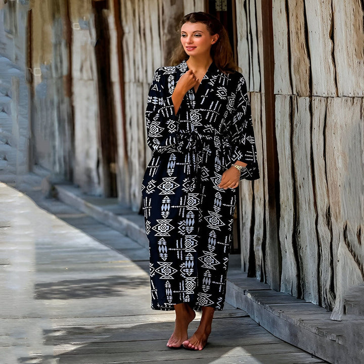 Femme portant un kimono noir et blanc à motifs géométriques. Vente de kimonos en ligne.