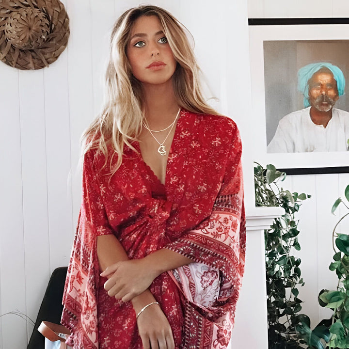 Femme blonde portant un kimono rouge fleuri. Idée de tenue décontractée et élégante. Découvrez notre collection de kimonos pour un style unique. Mode bohème et vêtements d'extérieur tendance.