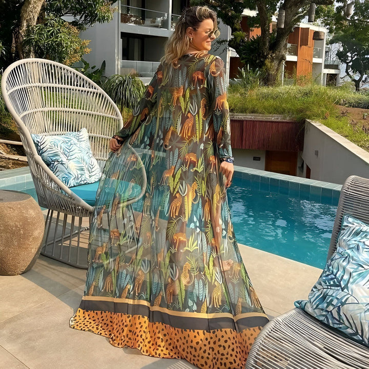 Femme portant un kimono long à motifs animaux près d'une piscine. Kimonos de qualité disponibles à l'achat.
