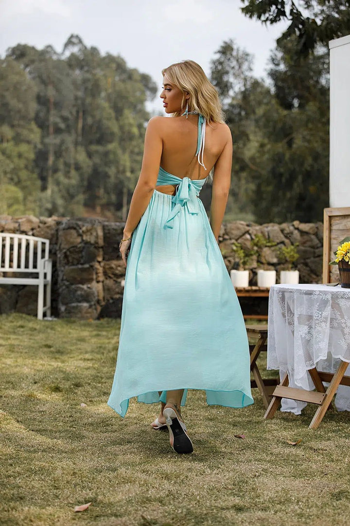 Femme blonde portant une longue robe kimono bleu clair, dos nu avec nœud. Vente de kimonos en ligne.