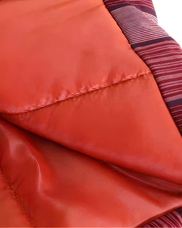 Détail intérieur d'un kimono. Doublure rouge vif et bordure rayée bordeaux. Vêtements traditionnels japonais de qualité.