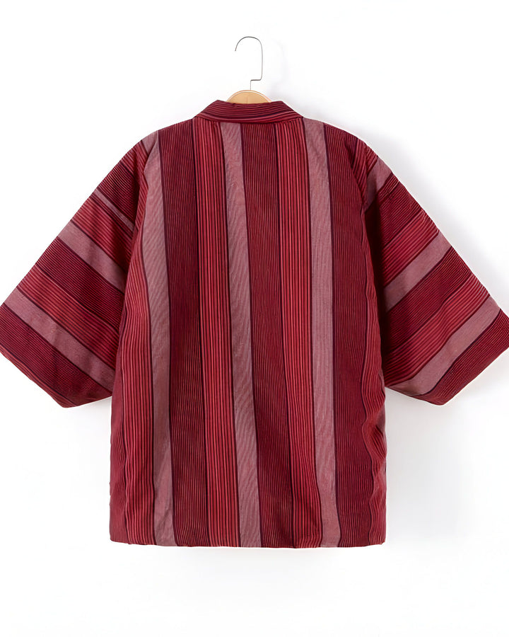 Kimono rayé bordeaux et rose suspendu. Vêtement japonais traditionnel à manches larges. Disponible dans notre boutique.
