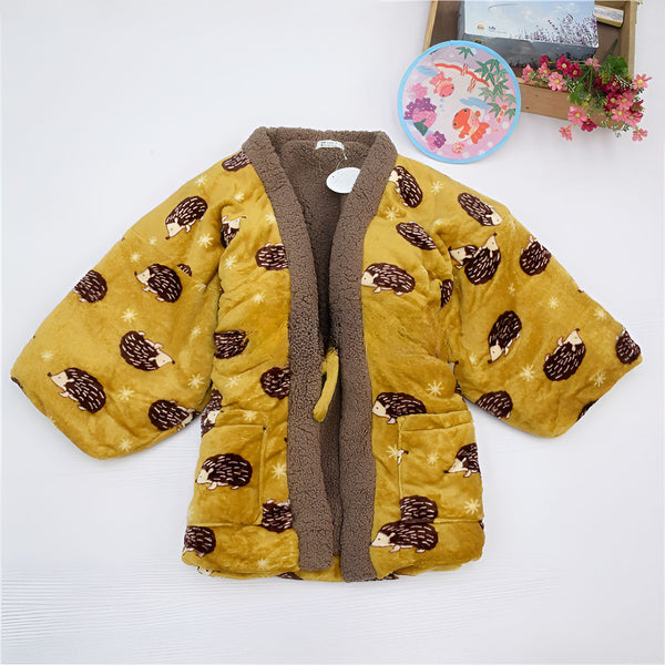 Kimono jaune à motifs hérissons, intérieur en peluche marron. Vêtement confortable et original, parfait pour se détendre avec style. Découvrez notre collection de kimonos uniques !