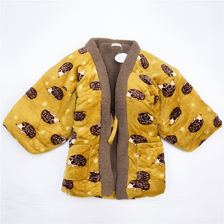 Kimono pour enfant jaune moutarde avec motifs hérissons. Peignoir douillet idéal après le bain ou pour cocooner. Vêtements confortables pour enfants.