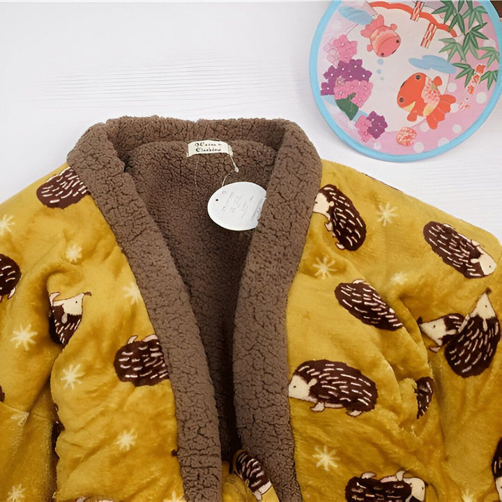 Peignoir kimono jaune à motifs hérissons, avec col marron en fausse fourrure. Vêtement d'intérieur chaud et confortable. Parfait pour se détendre à la maison.