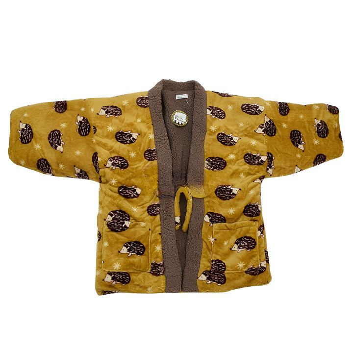 Kimono jaune à motifs de hérissons, bordure marron pelucheuse. Vêtement japonais confortable et original.