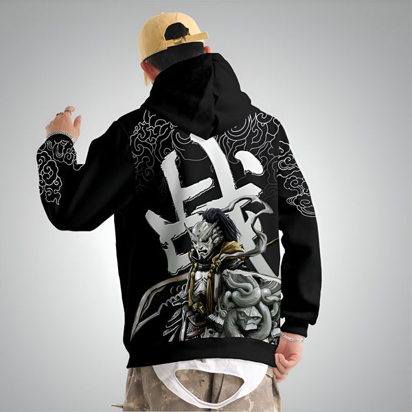 Homme portant un sweat à capuche noir avec motif japonais, disponible dans notre boutique de kimonos. Design unique et style streetwear japonais.