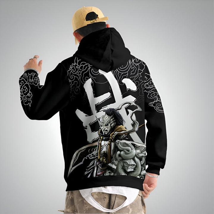 Homme portant un sweat à capuche noir avec motif japonais, disponible dans notre boutique de kimonos. Design unique et style streetwear japonais.