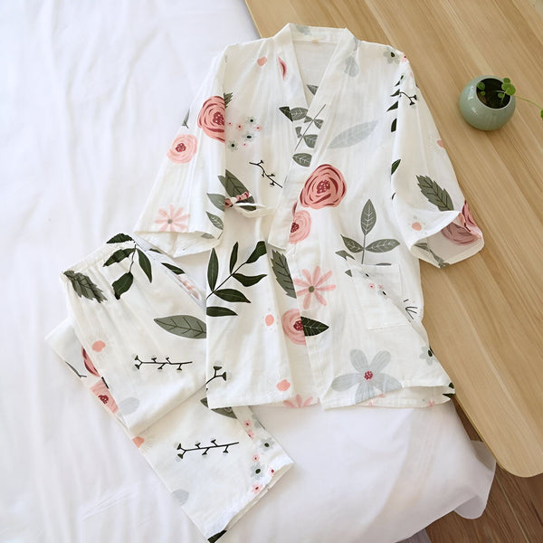 Kimono fleuri blanc, ensemble pyjama confortable. Vêtements de nuit légers et élégants, idéal pour la détente. Motifs floraux roses et verts. Parfait comme cadeau ou pour se faire plaisir.