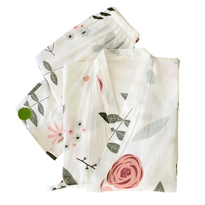 Kimono fleuri et pantalon assorti. Vêtements de détente japonais pour femmes, motifs floraux roses et gris sur fond blanc. Pyjama kimono confortable et élégant.